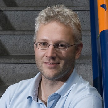 Onderzoeker in de TNW-vakgroep Molecular Nanofabrication, Pascal Jonkheijm krijgt Vidi-beurs van 8 ton voor zijn onderzoek naar 'fingerprints'. 