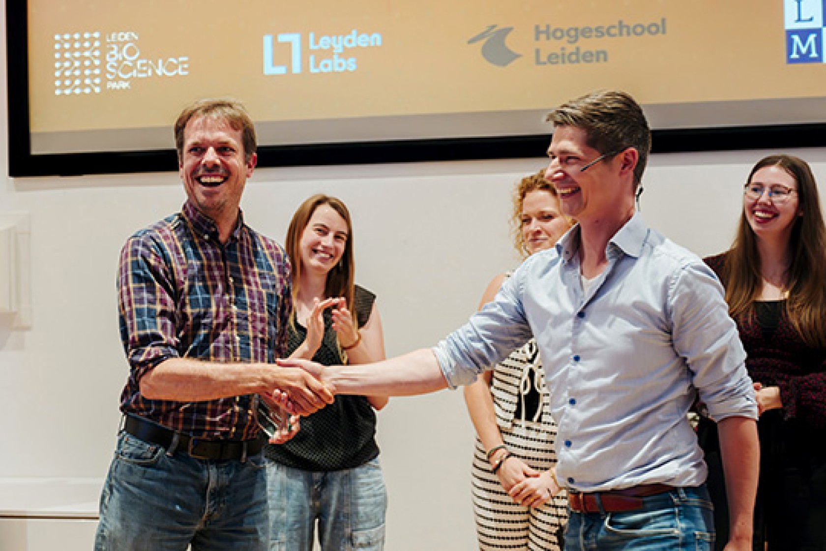 Thijs Remijn (rechts) feliciteert Peter Lindenburg met zijn overwinning
Fotografie: Amy van Leiden